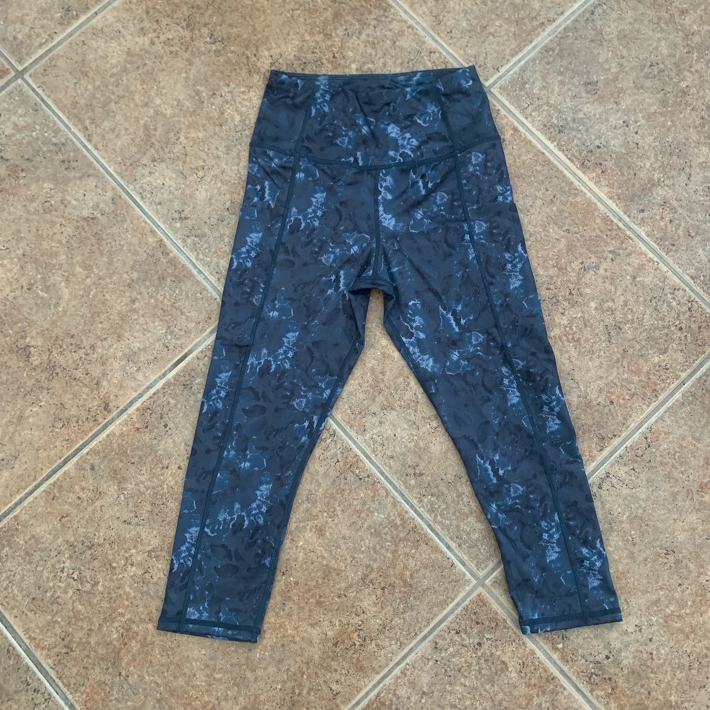 Blue tie-dye athletic Capri leggings